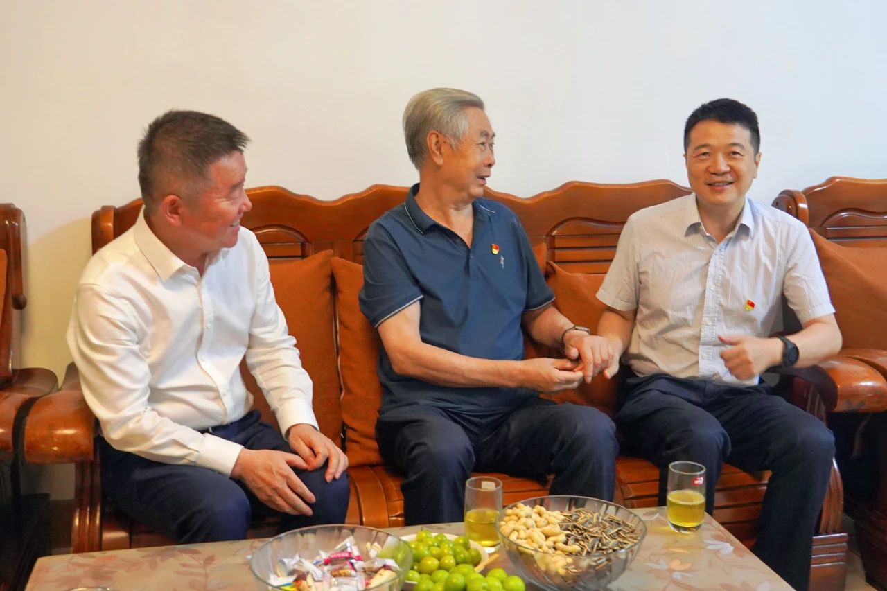 省尊龙凯时集团党委书记、董事长游勇开展“七一”走访